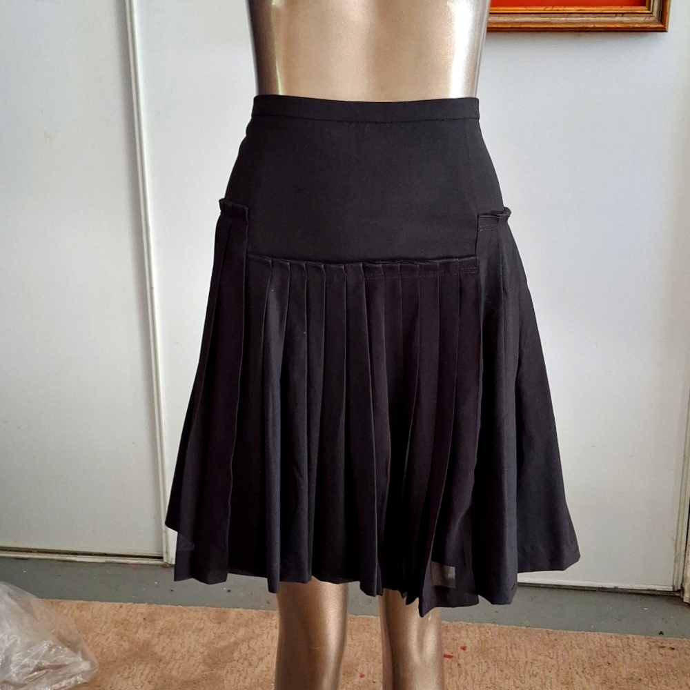 Vintage pleated mini skirt with hip yoke. Back invisible zipper.